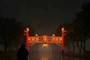 海雾档案剧集封面，海边档案馆的玻璃窗