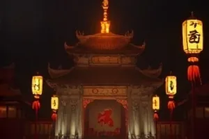 萤火计划剧集封面，夏夜草地上的微光与帐篷